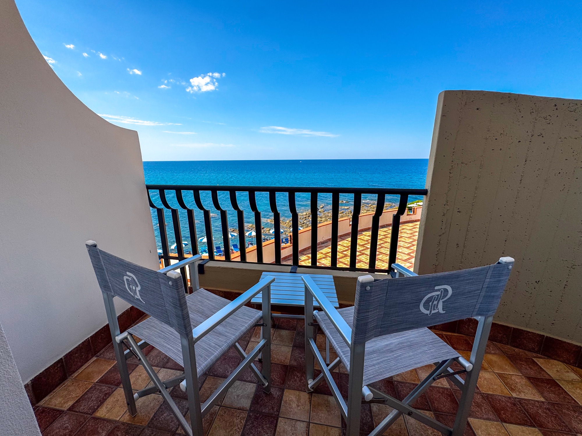 Balcone con sedute rivolto verso il mare