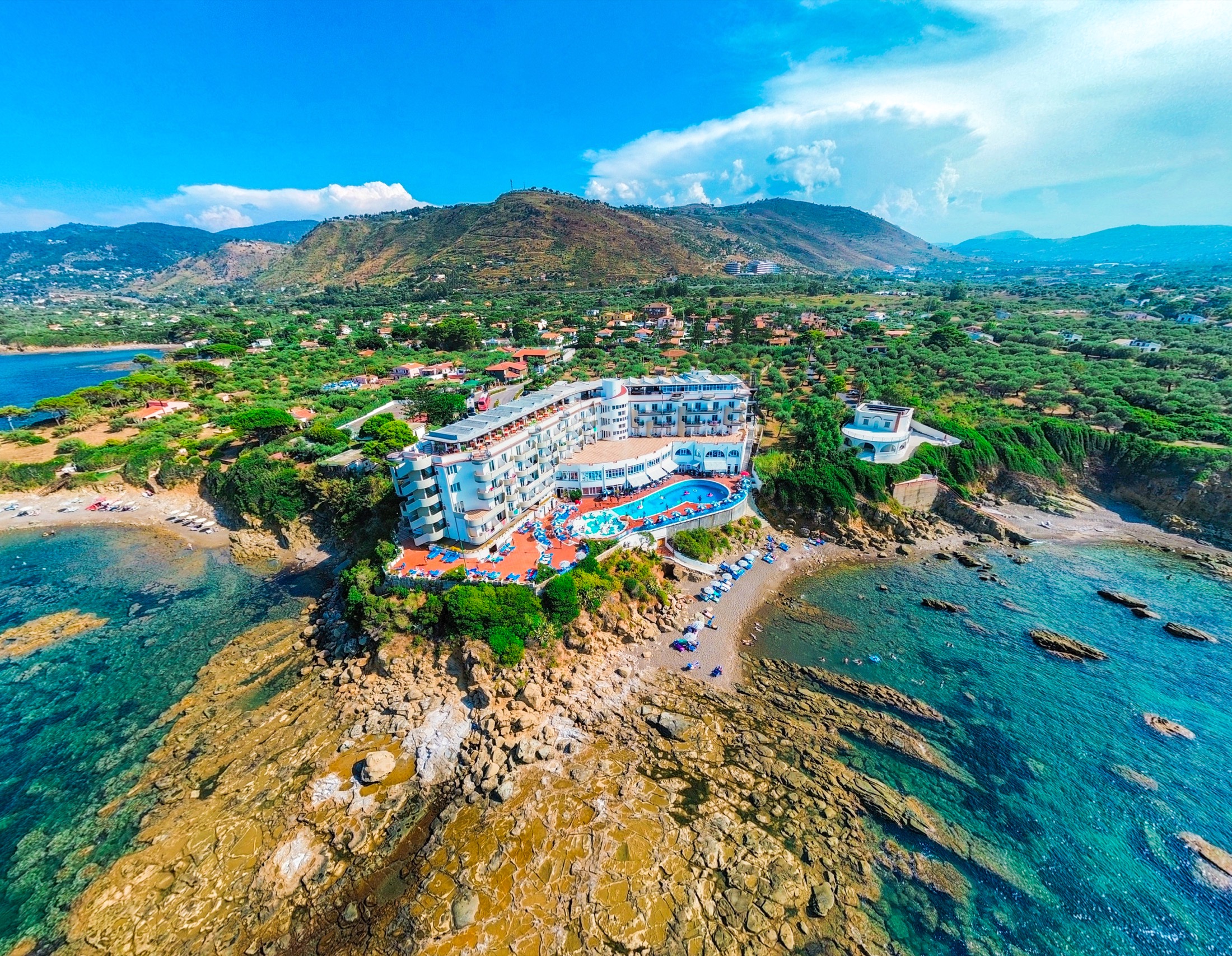 Veduta aerea del Carlton Riviera sul mare di Cefalù