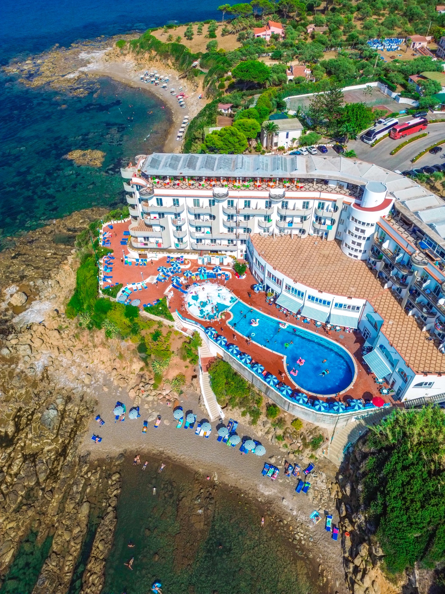 Piscina e spiaggia dell'hotel viste dall'alto