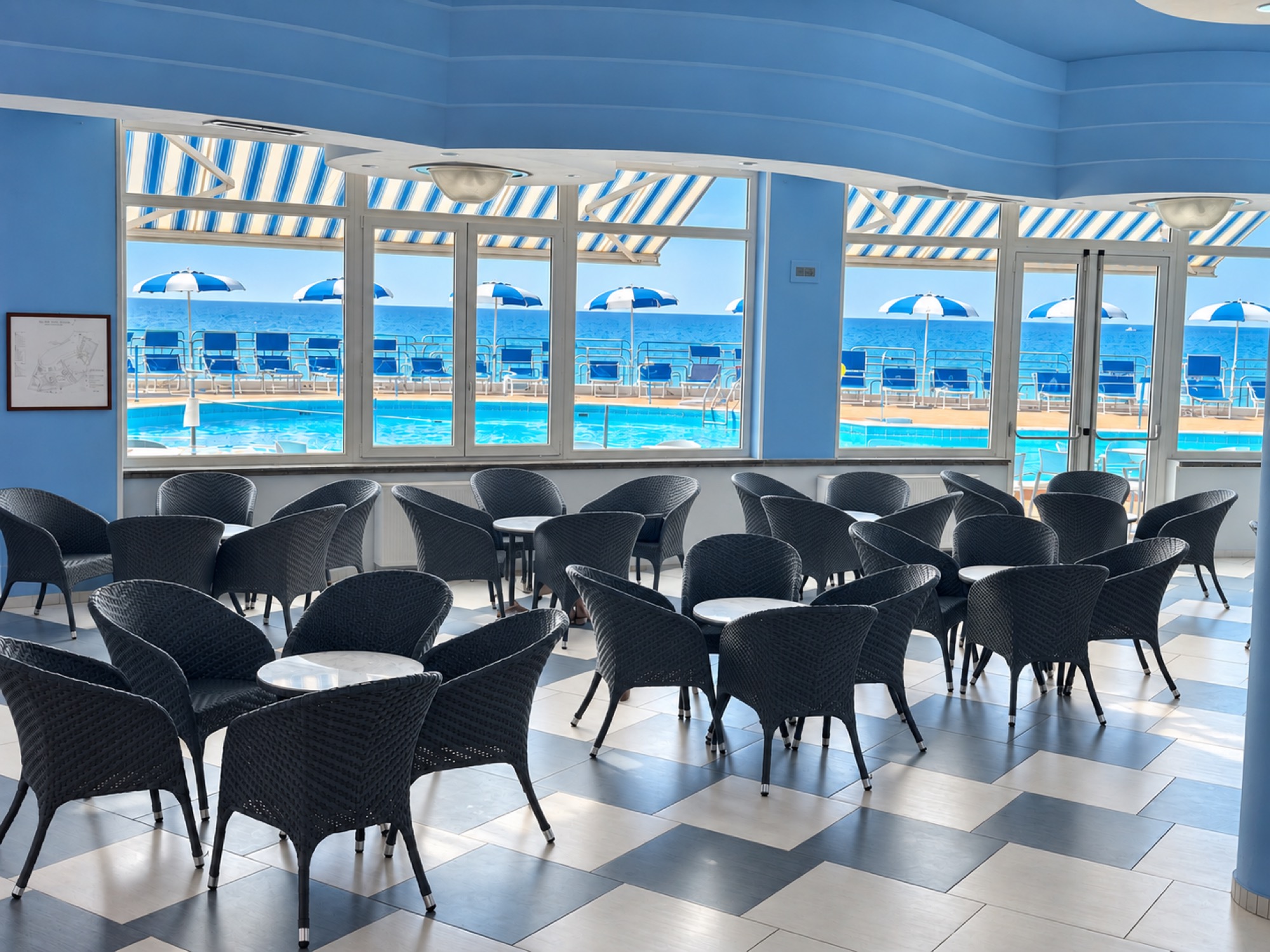 Lounge della piscina con vista sul mare