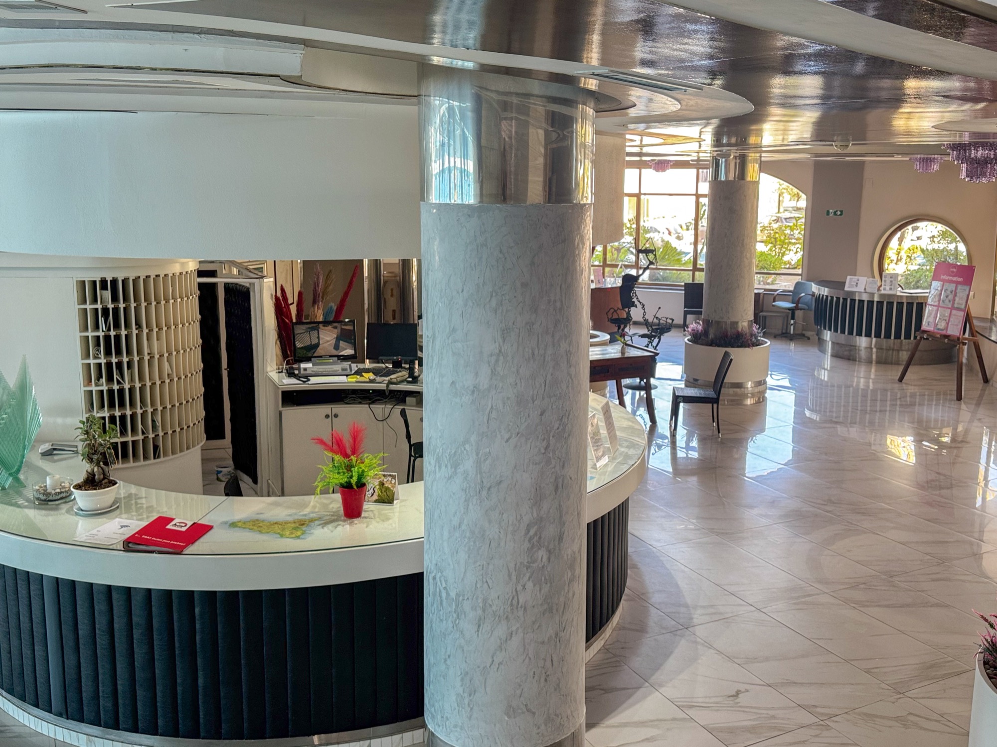 Reception dell'Hotel Carlton Riviera
