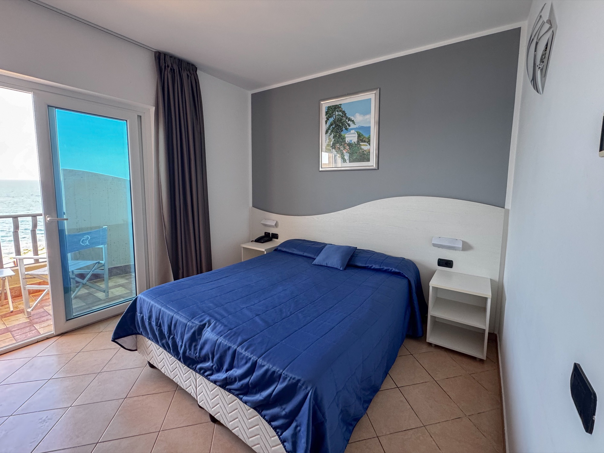 Camera matrimoniale con balcone sul mare