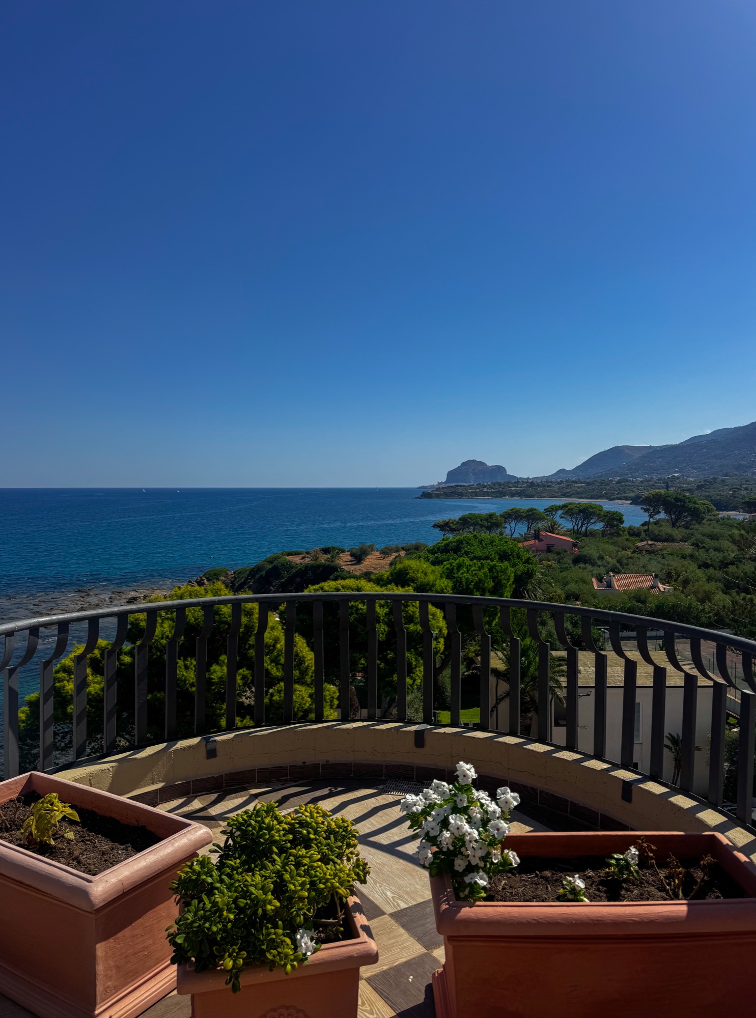 Vista sul mare dal balcone della camera